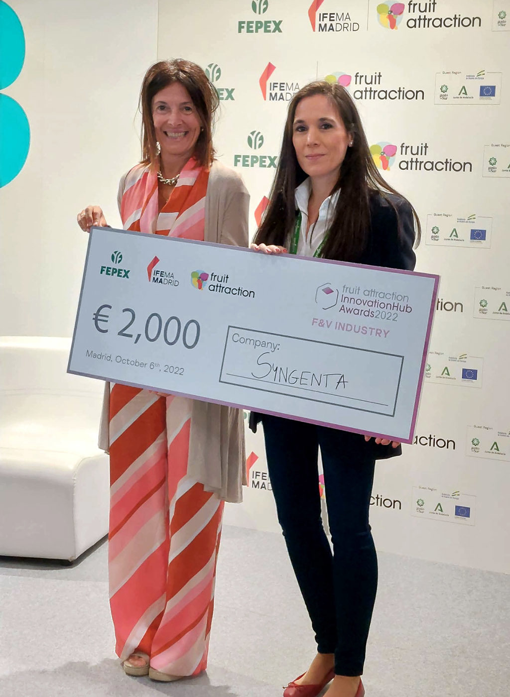 Rocío López,responsavel de biosolucoes na Syngenta Iberia recebendo o premio