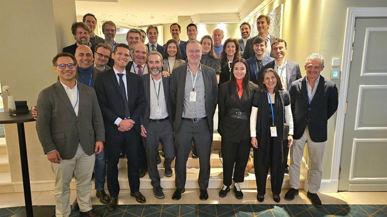Grupos de participantes de Portugal e Espanha com Jonathan Brown