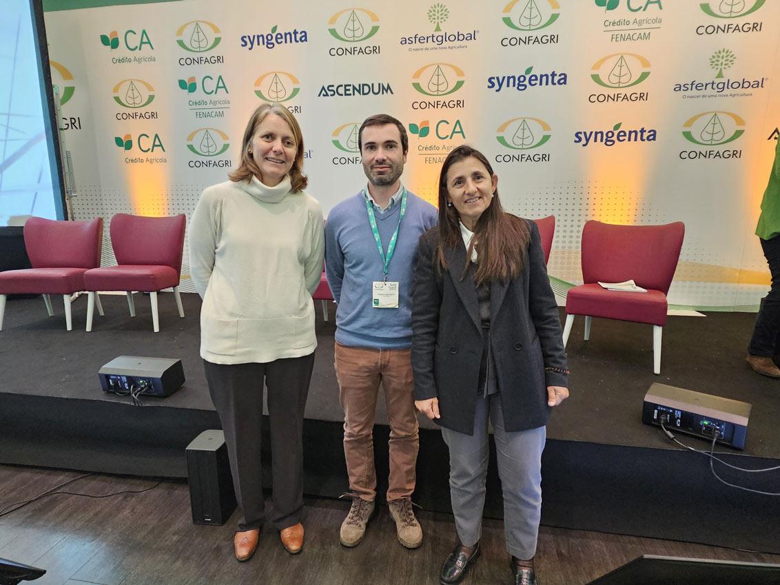Ana Brandão, Secretária-geral da APOSOLO, Ricardo Vieira Santos, investigador do MED-UÉvora, e Felisbela Torres de Campos, Responsável de Sustentabilidade da Syngenta em Portugal, no Encontro de Técnicos CONFAGRI